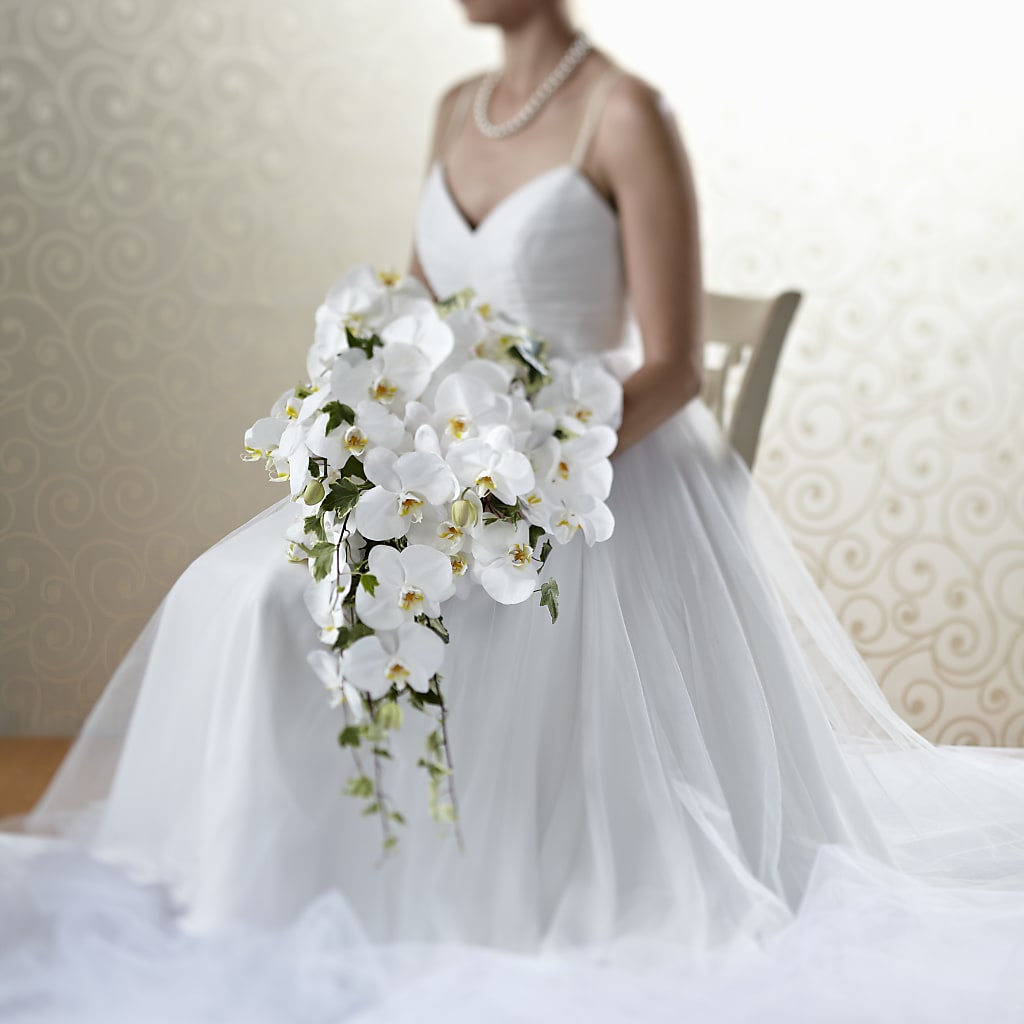 Classic White Bouquet – LESSLY'S FLOWERS, Columbia Heights MN