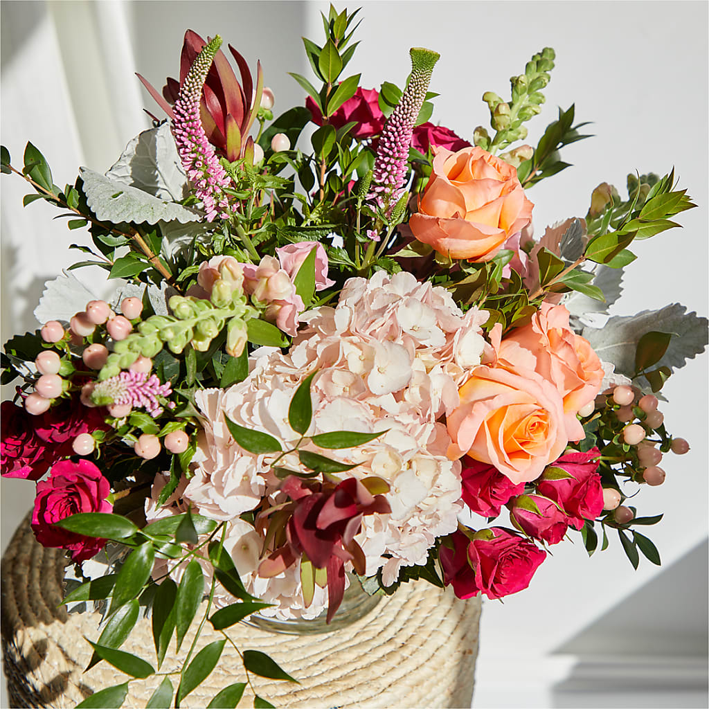 Glitz & Glam Bouquet – LESSLY'S FLOWERS, Columbia Heights MN