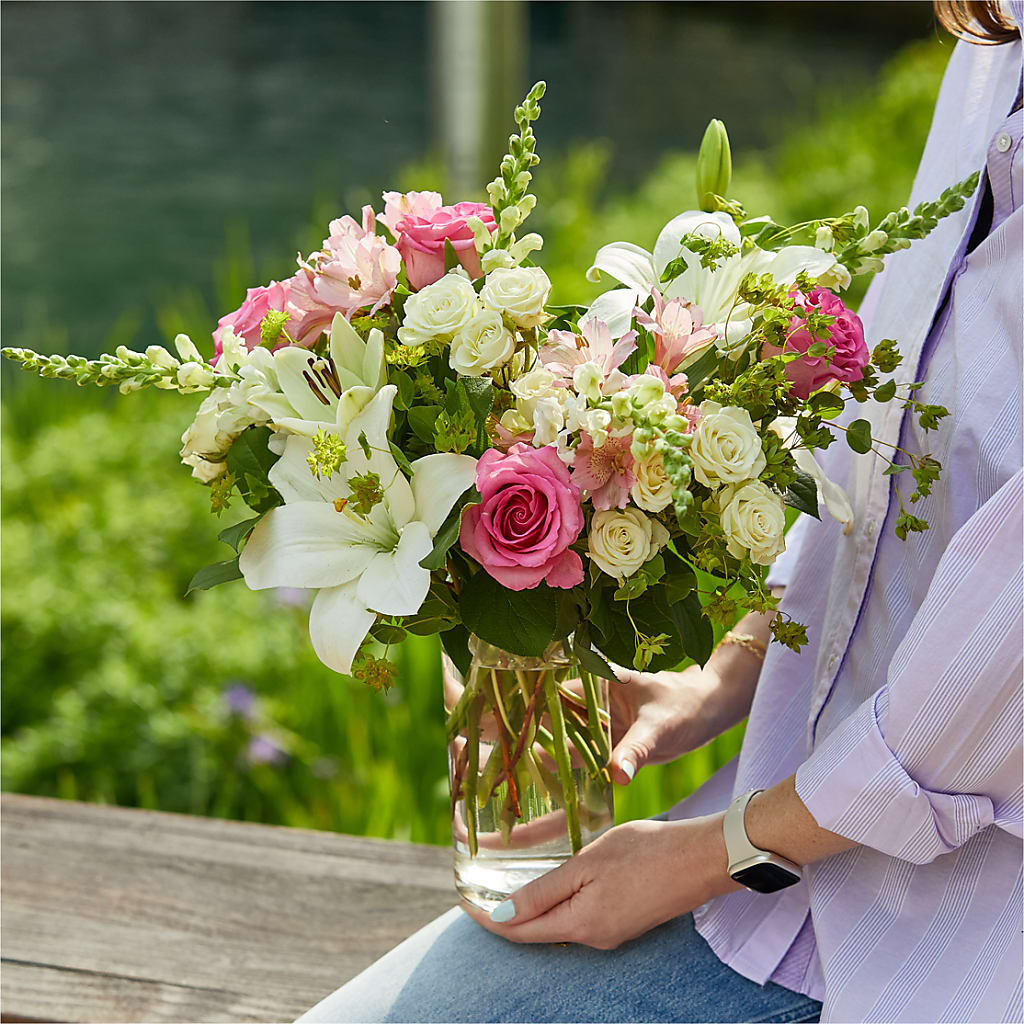 Fondly Bouquet – LESSLY'S FLOWERS, Columbia Heights MN